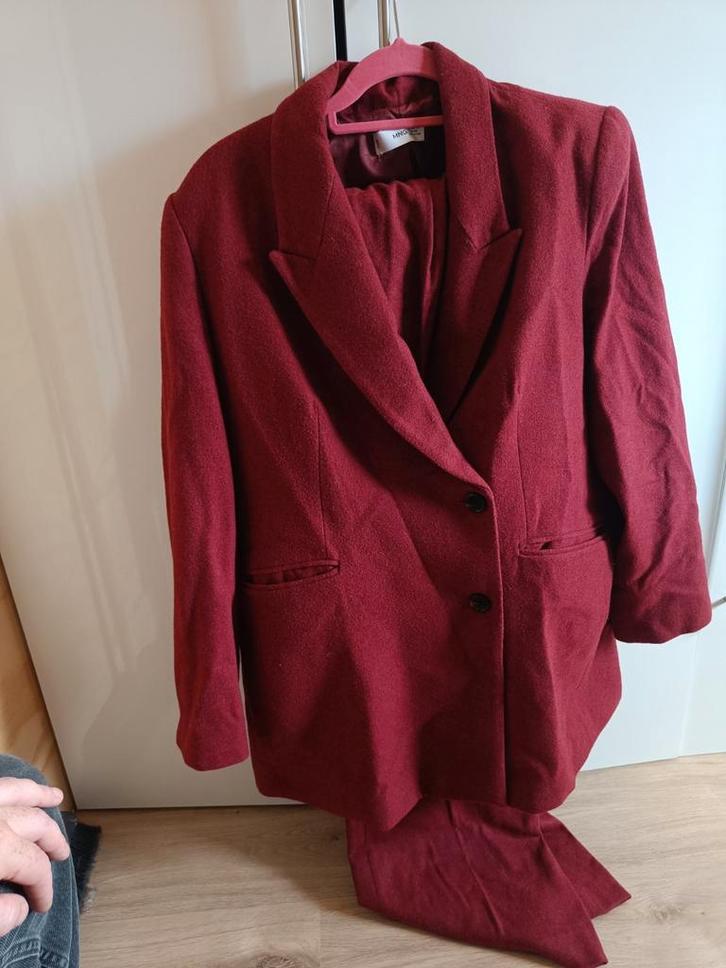 Wollen bordeaux rood pak (broek en colbert) van Mango, Kleding | Dames, Jasjes, Kostuums en Pakken, Zo goed als nieuw, Maat 46/48 (XL) of groter