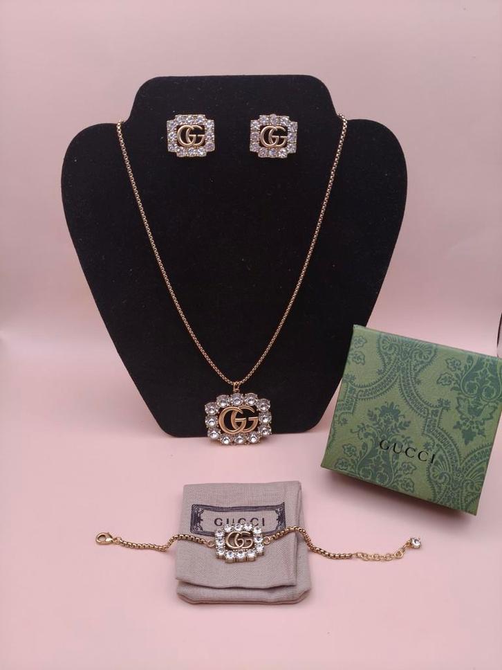 Gucci Sieraden Set - Ketting, Oorbellen & Armband, Sieraden, Tassen en Uiterlijk, Kettingen, Nieuw, Overige materialen, Goud, Met kristal
