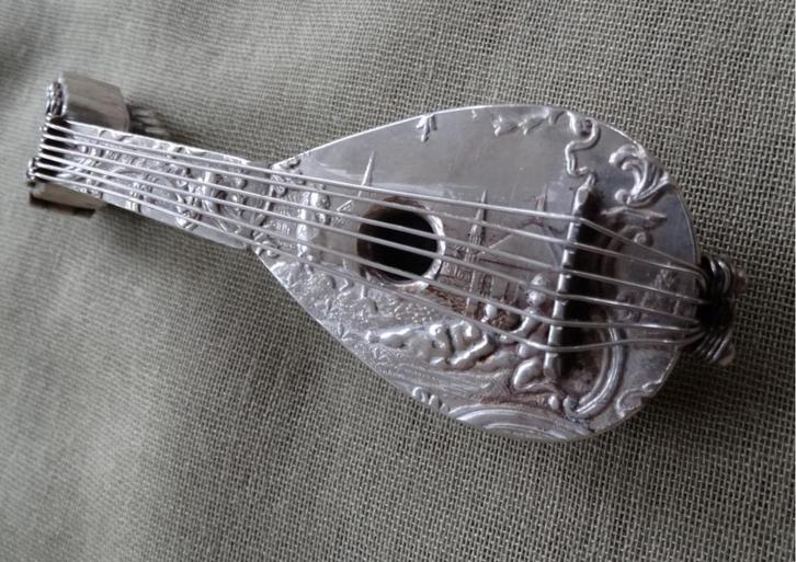 Zilveren flacon, fles, parfumfles idvv een snaarinstrument, Antiek en Kunst, Antiek | Goud en Zilver, Zilver, Verzenden