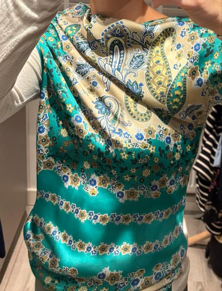 Gedrapeerde Italiaanse Vicolo top met glanzende stof maat S, Kleding | Dames, Blouses en Tunieken, Zo goed als nieuw, Maat 36 (S)