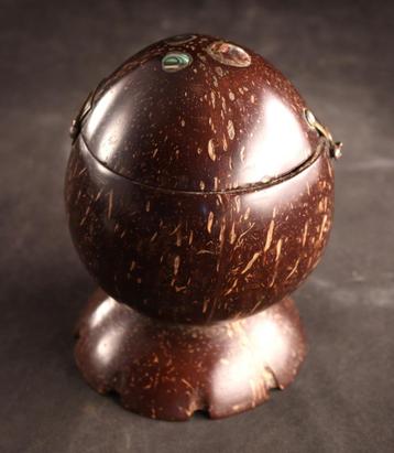 Tea caddy van cocosnoot beschikbaar voor biedingen