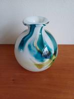 Klein glazen vaasje, wit blauw groen geel, Wit, Ophalen of Verzenden, Minder dan 50 cm, Glas