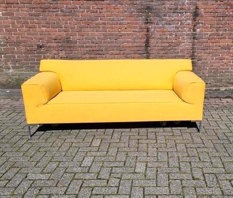 Design on Stock Bloq | 2,5 zits | Maïs geel | Refurbished, Huis en Inrichting, Banken | Bankstellen, Zo goed als nieuw, Rechte bank
