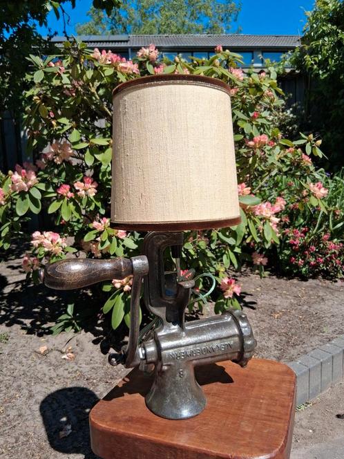 Bijzondere vintage upcycled tafellamp met vintage kap., Antiek en Kunst, Curiosa en Brocante, Ophalen of Verzenden