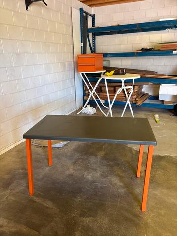 Oda Ahrend Vintage Bureau Oranje beschikbaar voor biedingen
