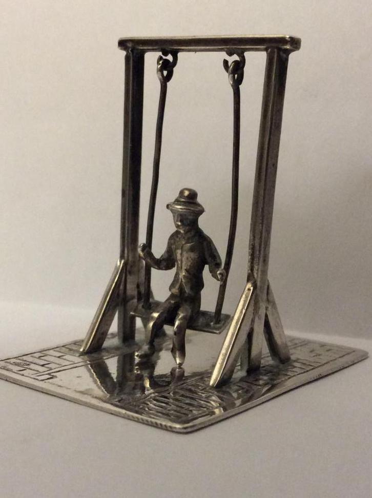 Zilveren miniatuur man op schommel, Antiek en Kunst, Antiek | Goud en Zilver, Zilver, Verzenden