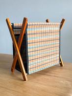 Leuke vintage kleurrijke lectuurbak, hout en geweven bamboe, Ophalen of Verzenden, Gebruikt