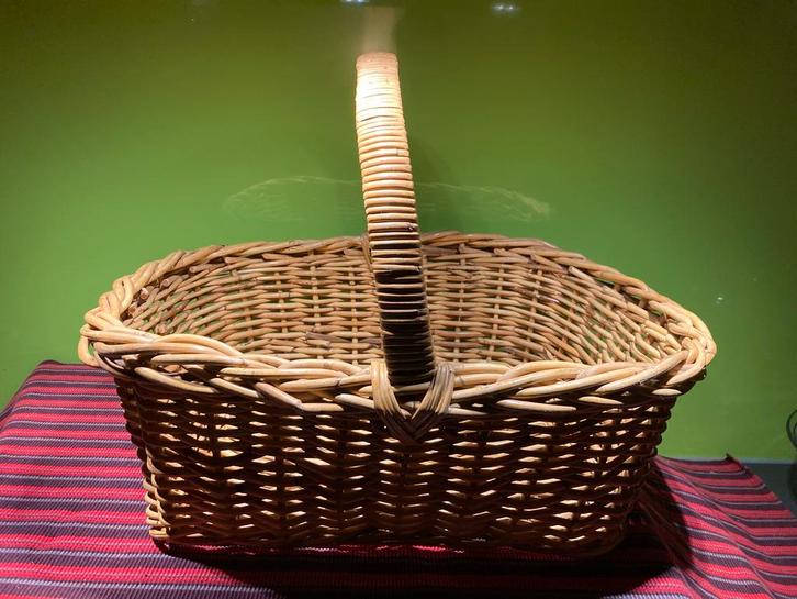 🧺 Grote rieten draagmand – ca. 40 × 30 × 40 cm 🧺, Huis en Inrichting, Woonaccessoires | Schalen en Manden, Gebruikt, Mand, Vierkant