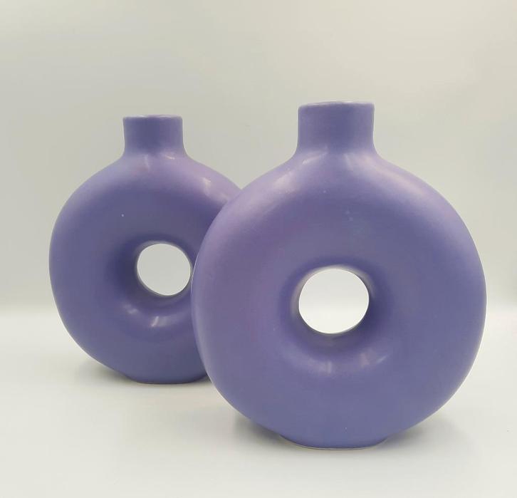2 decoratieve donut vazen | Donutvaas, ronde vaas |, Huis en Inrichting, Woonaccessoires | Vazen, Zo goed als nieuw, Overige kleuren
