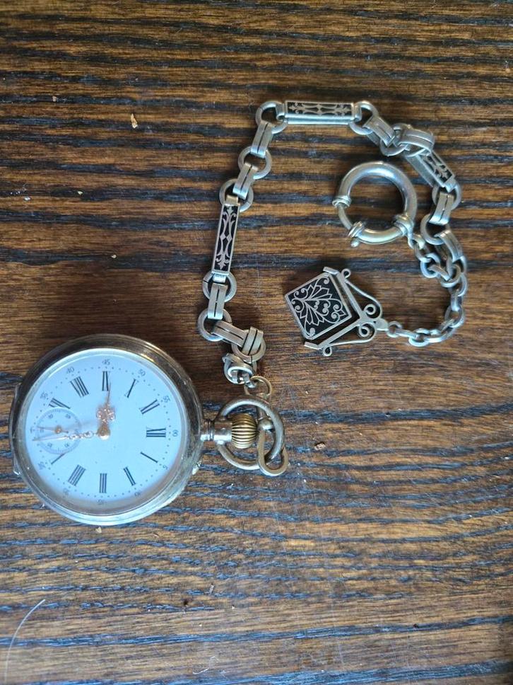 Antiek zilveren zakhorloge met ketting, Sieraden, Tassen en Uiterlijk, Horloges | Antiek, Zakhorloge, Overige merken, Zilver, Voor 1900