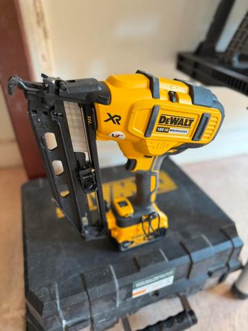 DeWalt DCN660NT 18v Accu afwerktacker beschikbaar voor biedingen