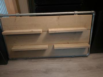 Stoer wandbord met industrieel frame beschikbaar voor biedingen