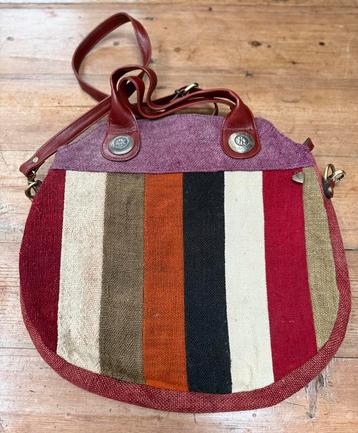 Unieke tas van kelim met lederen band beschikbaar voor biedingen