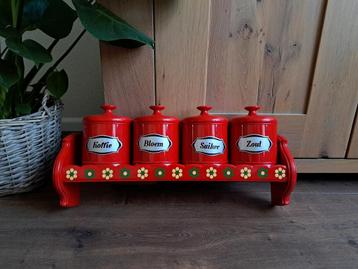 Kunstof schapje met 4 bewaarbussen met deksel rood EMSA '70 beschikbaar voor biedingen