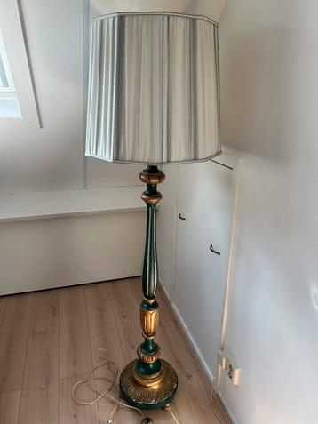 vintage Antiek houten stande vloerlamp met kap beschikbaar voor biedingen