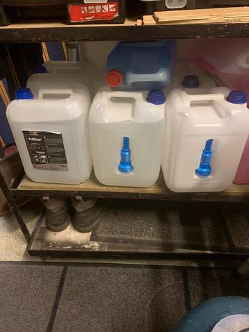 6 bussen adblue van 10 liter dus 60 liter weg wegens verande beschikbaar voor biedingen