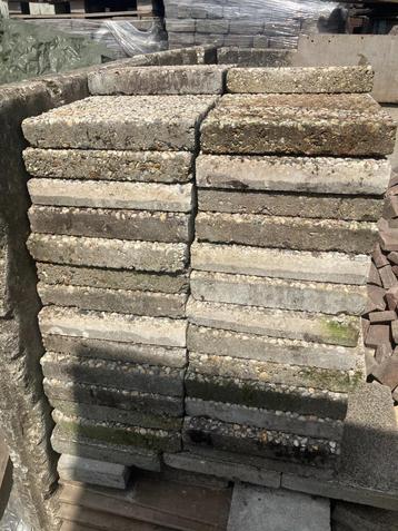 grindtegels 30x30x5 cm beschikbaar voor biedingen