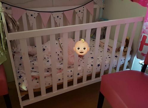 Disney Babybed op wieltjes en verstelbare zijde incl. Matras, Kinderen en Baby's, Babywiegjes en Ledikanten, Zo goed als nieuw