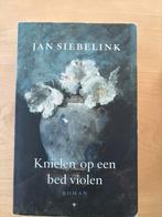 Knielen op een bed violen - Jan Siebelink, Ophalen of Verzenden, Gelezen, Nederland