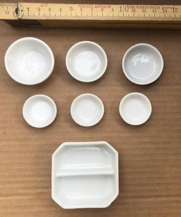bodemvondst 6 kleine witte bakjes beschikbaar voor biedingen