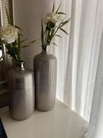 Te koop 2 prachtige zilverkleurige vazen, Overige materialen, Overige kleuren, Ophalen of Verzenden, Zo goed als nieuw