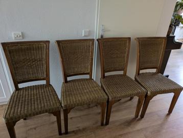 Vier teakhouten eetkamerstoelen beschikbaar voor biedingen