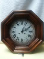 Donker Eiken school klok.
8 Hoekig., Antiek en Kunst, Antiek | Klokken, Ophalen of Verzenden