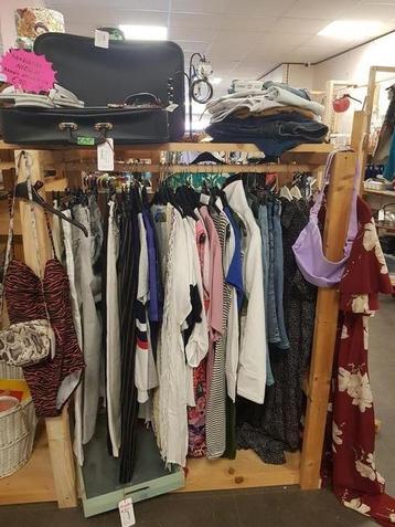 Diverse kleding beschikbaar voor biedingen