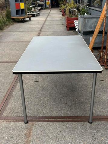 Gispen tafel beschikbaar voor biedingen