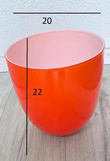 oranje bloempot  beschikbaar voor biedingen