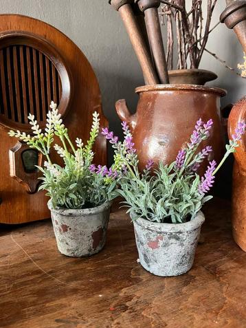 Aardewerk potje met kunst lavendel beschikbaar voor biedingen