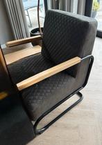 Moderne fauteuil met houten armleuningen, Ophalen, 75 tot 100 cm, Zo goed als nieuw, 50 tot 75 cm