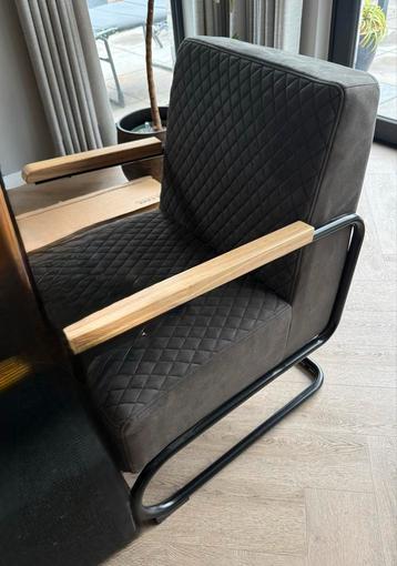 Moderne fauteuil met houten armleuningen beschikbaar voor biedingen