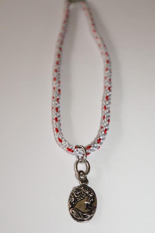 Kumihimo ketting in rood en zilver met een camee, Sieraden, Tassen en Uiterlijk, Kettingen, Nieuw, Rood, Met hanger, Ophalen of Verzenden