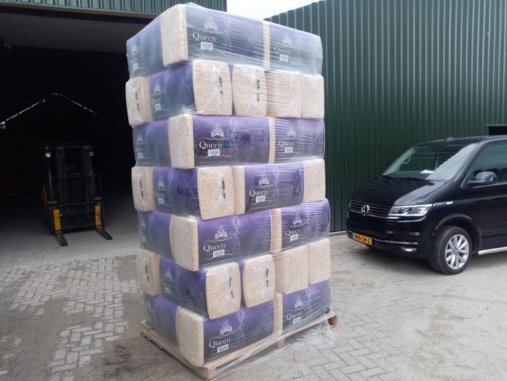 Tekoop grote balen grove houtkrullen Queenbox 750 XL, Dieren en Toebehoren, Paarden en Pony's | Verzorgingsproducten, Zo goed als nieuw