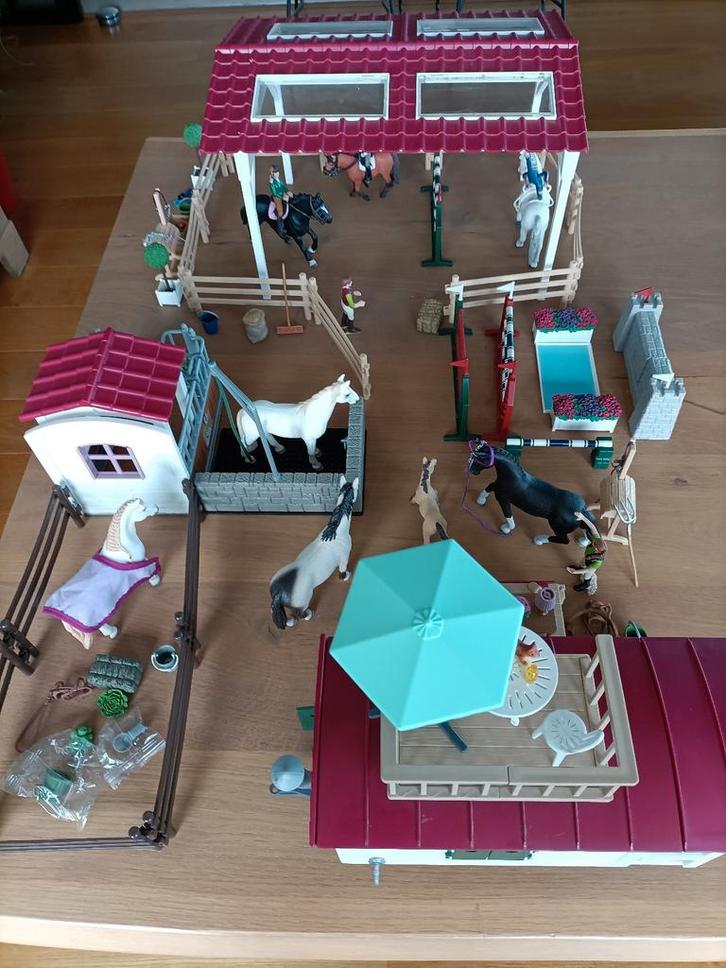 Schleich woonwagen en ruiterschool en extras ., Verzamelen, Speelgoed, Zo goed als nieuw, Ophalen of Verzenden