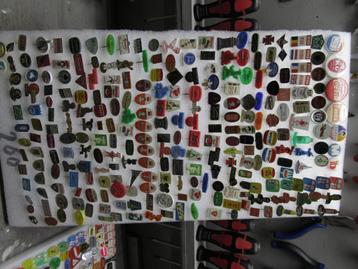 te koop 260 st gesorteerde speldjes beschikbaar voor biedingen