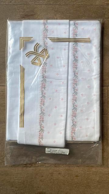 Vintage lakenset beschikbaar voor biedingen