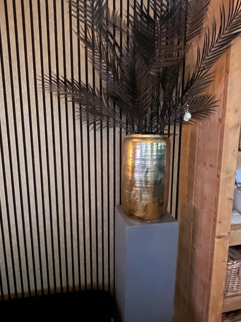 Grijze zuilen met gouden vazen en zwarte kunsttakken, Huis en Inrichting, Woonaccessoires | Vazen, Ophalen, Kunststof, Overige kleuren