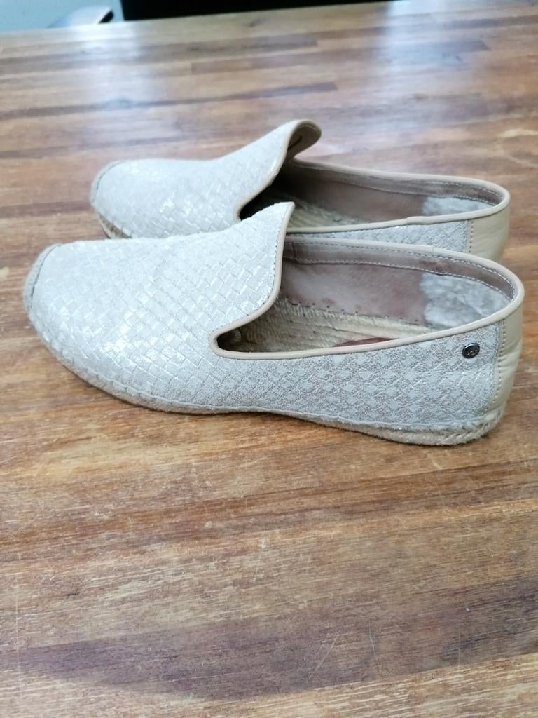 Ugg uggs zacht leren espadrilles maat 38 beige met glim, Kleding | Dames, Schoenen, UGG, Beige, Ophalen of Verzenden, Espadrilles of Moccasins