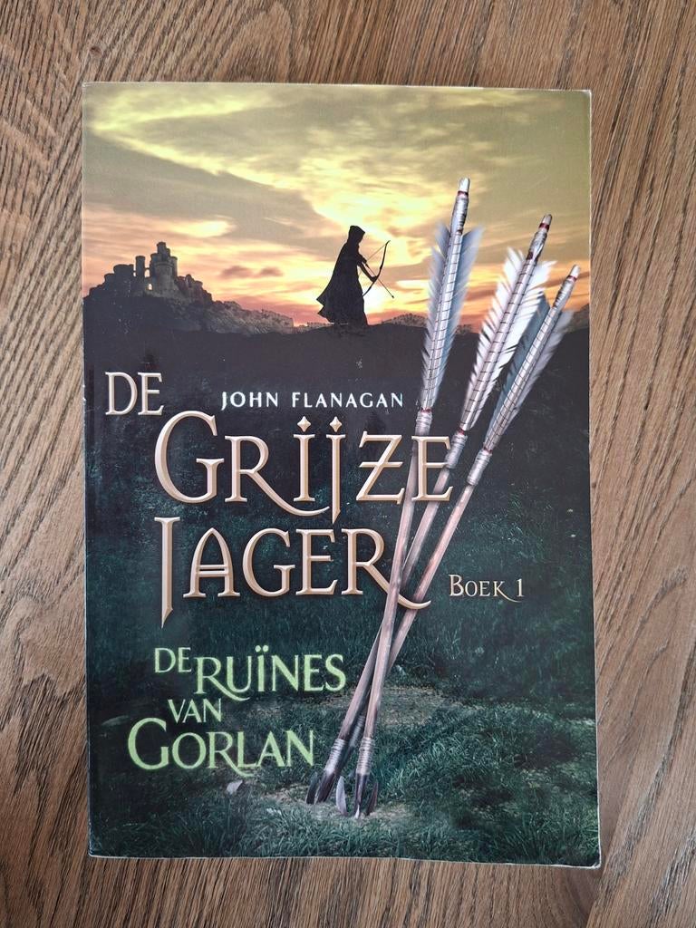 De Grijze Jager 1 - De ruïnes van Gorlan, Boeken, Ophalen of Verzenden, Gelezen, John Flanagan