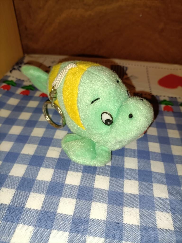 Vis sleutelhanger knuffeltje 14 cm groen met geel, Ophalen of Verzenden, Zo goed als nieuw, Overige typen