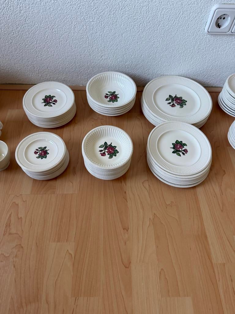 Wedgwood Moss Rose Servies, Ophalen