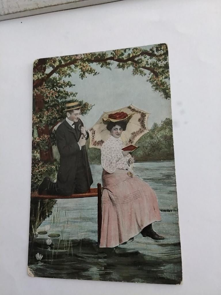 VROUW LEEST BOEK BIJ HET WATER ONDER DE PARASOL, Ophalen of Verzenden, Voor 1920, Overige thema's
