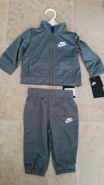 Nieuw Nike trainingspak grijs wit maat 62/68, Jongetje of Meisje, Nieuw, Ophalen of Verzenden, Setje