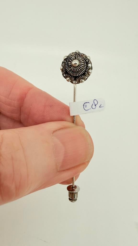 Zilveren pin motief, Zeeuws knopje. Lengte: 5,7 cm., Antiek en Kunst, Verzenden, Zilver