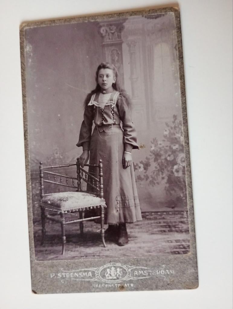 CDV Amsterdam Vrouw bij Stoel, Verzamelen, Gebruikt, Foto, Ophalen of Verzenden, Voor 1940