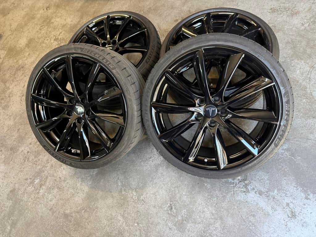 ✅ 20 inch Performance Tesla Model 3 velgen 5x114.3, Auto-onderdelen, Ophalen, Gebruikt, Banden en Velgen, 235 mm