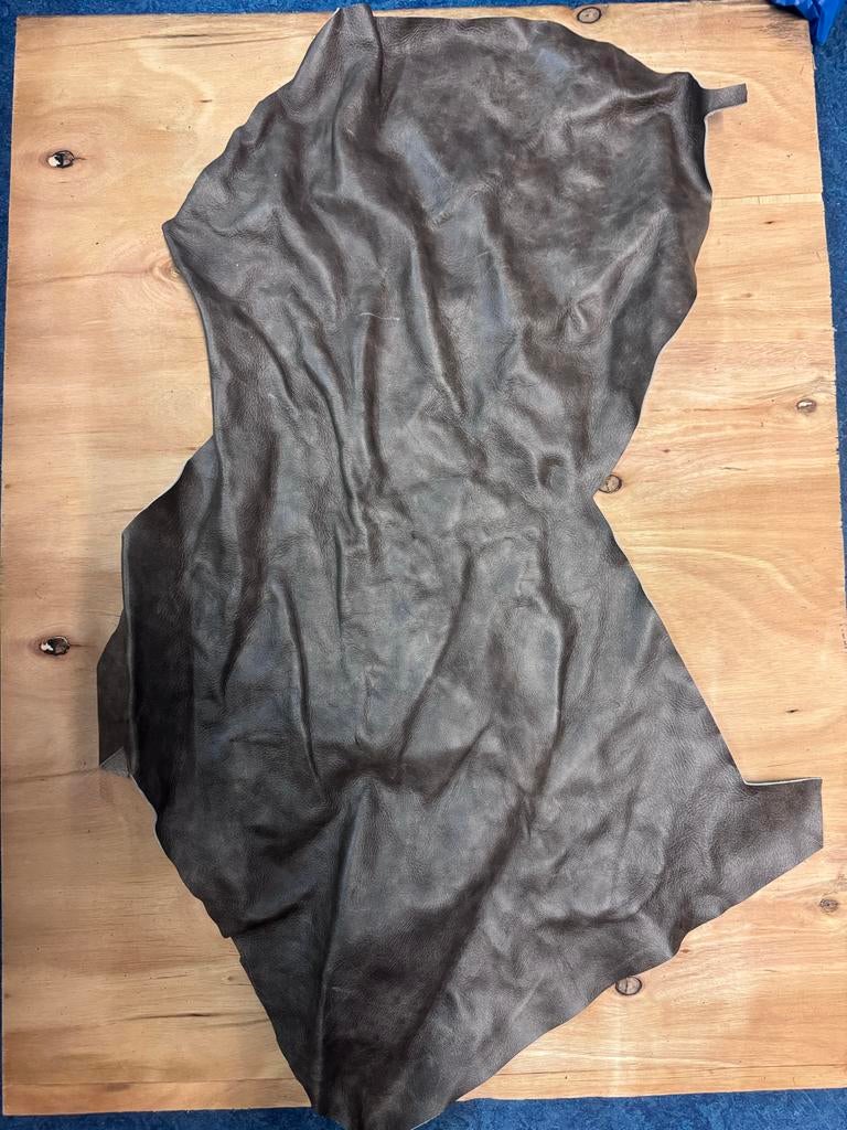 Donkerbruin leer restanten - 825 gram, Hobby en Vrije tijd, Stoffen en Lappen, Gebruikt, Bruin, 120 cm of meer, Leer of Kunstleer