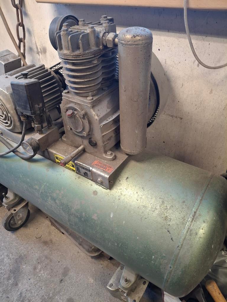 Grote compressor met werk, Doe-het-zelf en Verbouw, Compressors, Minder dan 25 liter, Ophalen of Verzenden, Minder dan 200 liter/min